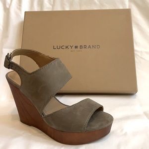 Lucky Brand taupe size 9 wedge sandals